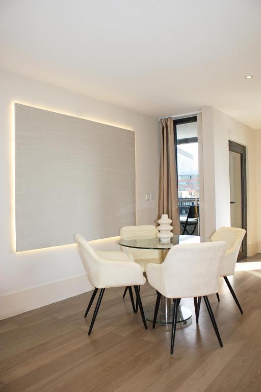 NOVU Apartments Liverpool Waterfront - 一间卧室公寓，阳台和城市景观