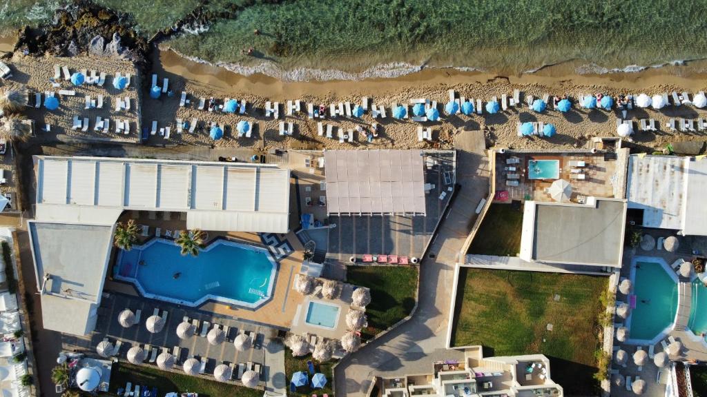 een luchtzicht op een resort met een strand bij Theo Star Beach Hotel in Malia