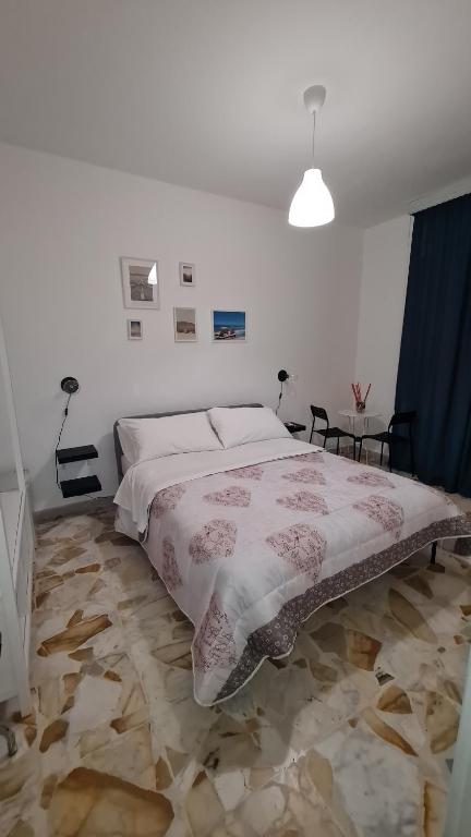 - une chambre blanche dotée d'un grand lit et de parquet dans l'établissement Holiday home Nicla, à Rosolini