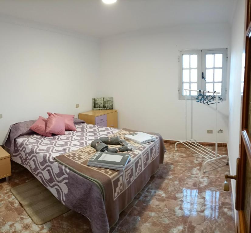 una camera con un letto di Chalet Ruta El Saucillo a Gáldar