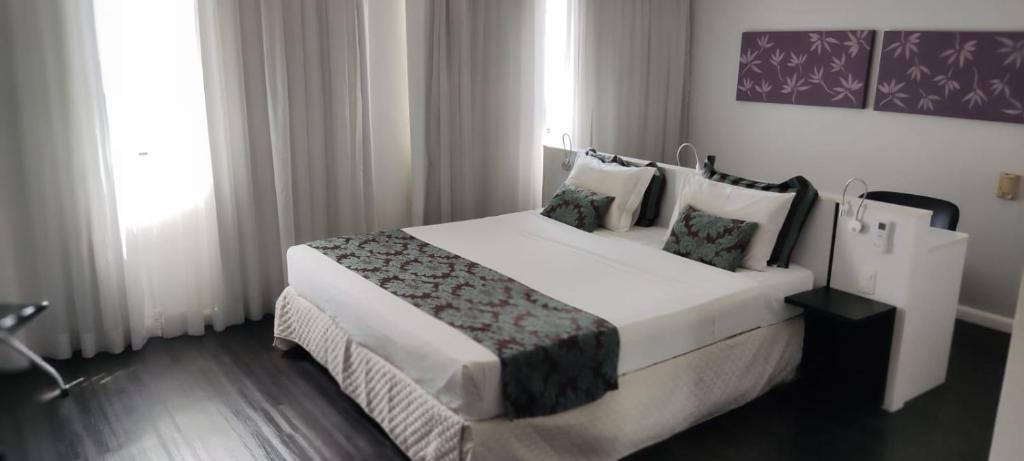 ein Schlafzimmer mit einem großen Bett in einem Zimmer in der Unterkunft Moema Flat Luxo, Macuco in São Paulo
