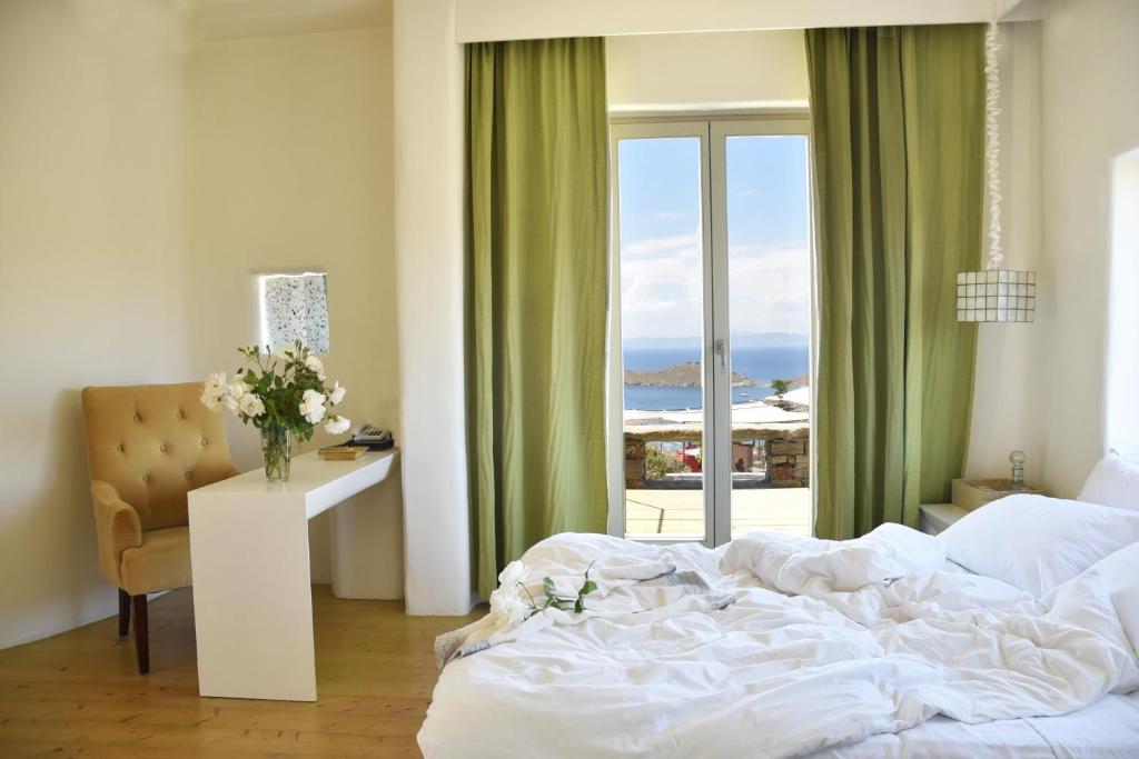 Postel nebo postele na pokoji v ubytování Aigis Suites Kea
