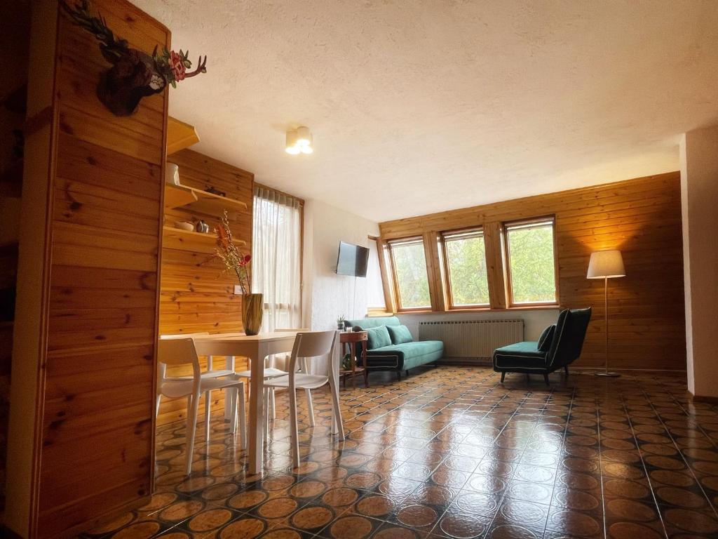 a living room with a table and chairs at Emma’s Tiny House in Pila