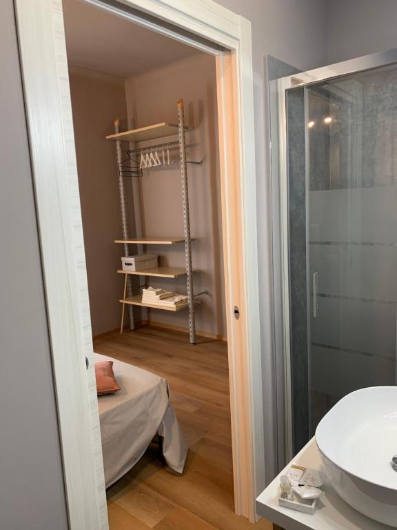 La salle de bains est pourvue d'un lit, d'un lavabo et d'un miroir. dans l'établissement Piccola Dimora B&B, à Lucques