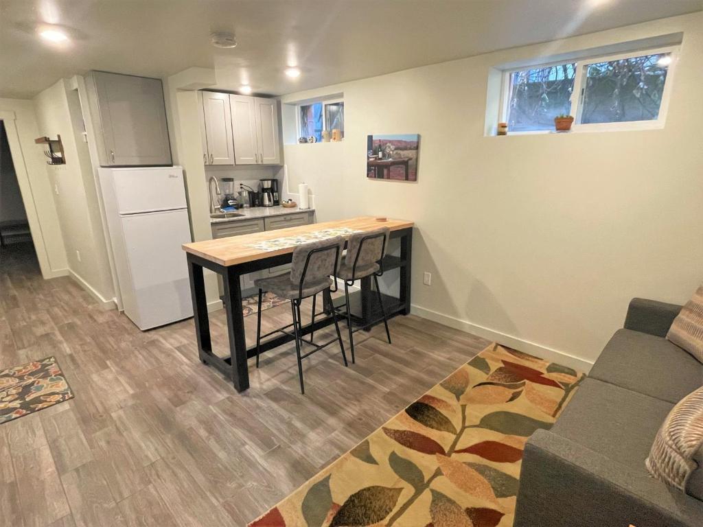 una pequeña cocina con mesa y sofá en Super-modern 1-Bedroom Home Near Downtown SLC, en Salt Lake City