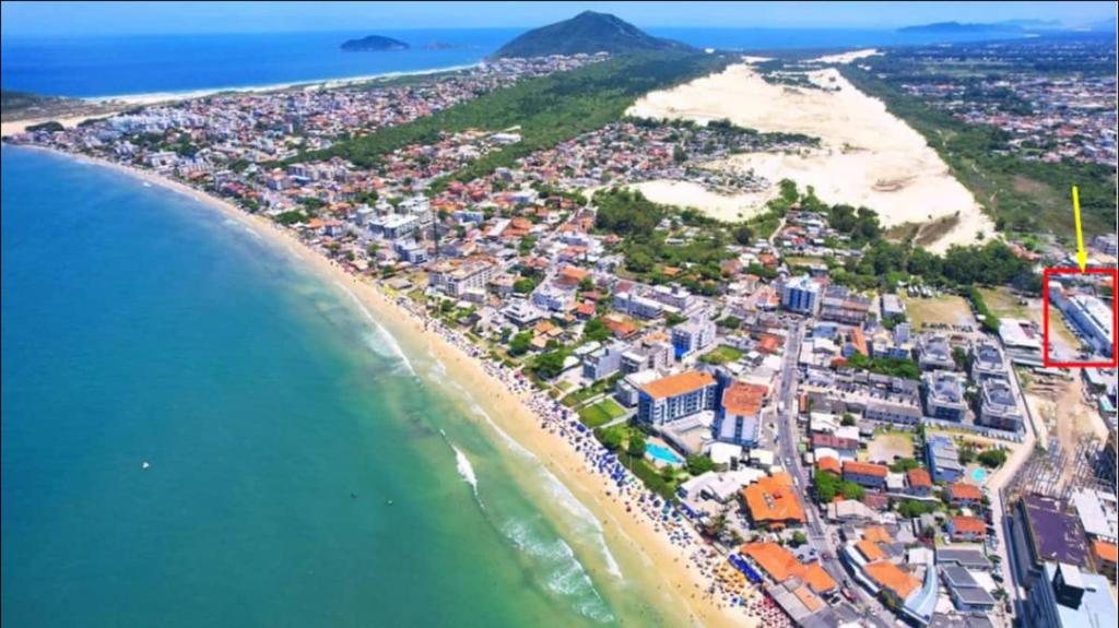 una vista aérea de la playa y del océano en Apartamento aconchegante a 200 metros da praia, en Florianópolis