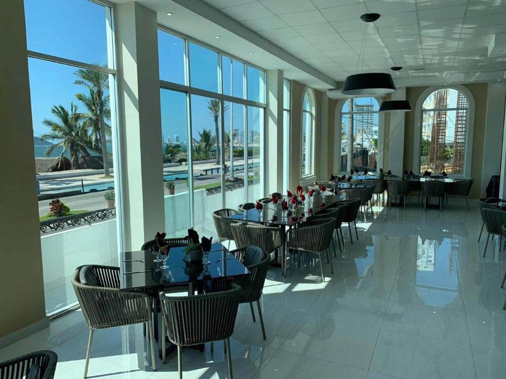 Un restaurante o sitio para comer en Hacienda Mazatlán sea view