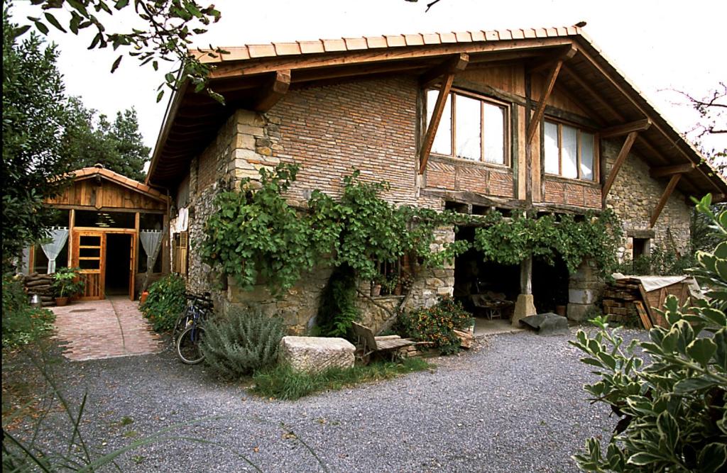 una casa de ladrillo con un edificio de piedra en Hotel Agroturismo Iabiti-Aurrekoa en Zamudio