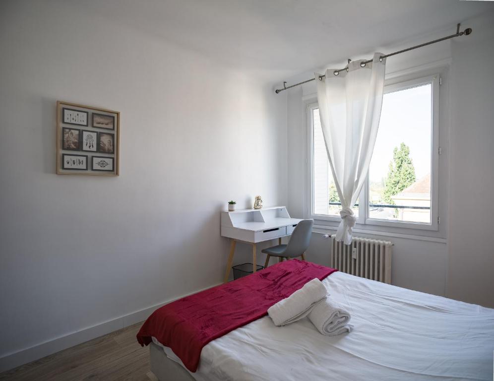 a bedroom with a bed and a desk and a window at Le May Flower - 3 Chambres - Proche Centre-Ville in Troyes