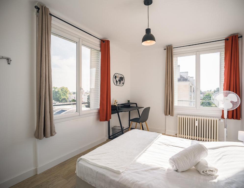 a bedroom with a bed and a desk and windows at Le May Flower - 3 Chambres - Proche Centre-Ville in Troyes