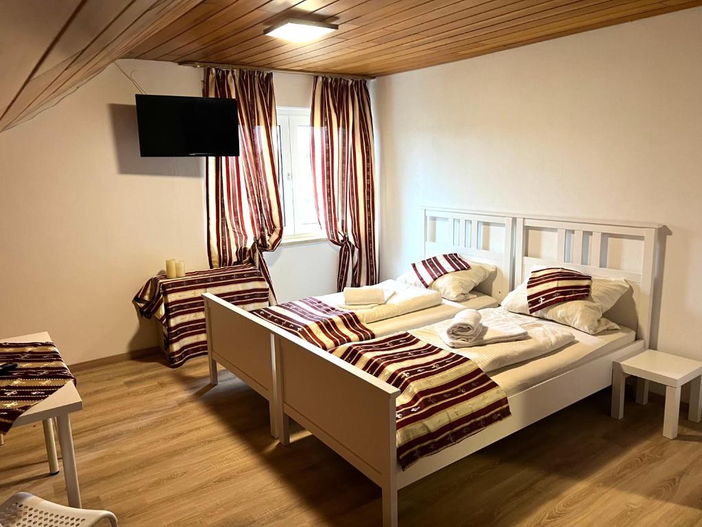 1 dormitorio con cama y ventana en Gästehaus Schwabach, en Schwabach