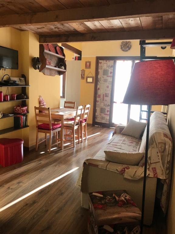 una camera con letto e una sala da pranzo con tavolo di Casa vacanze romantica a San Giacomo