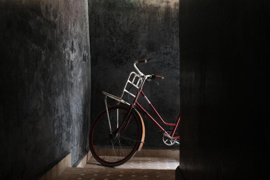 uma bicicleta estacionada numa sala com uma parede em Riad Maison 24 em Marrakech