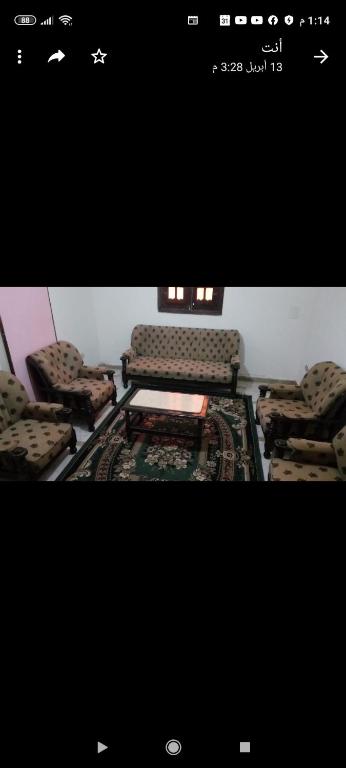 une photo d'une chambre avec deux chaises et une table dans l'établissement شقة مفروشة مجهزة للطلبة و الموظفين, au Caire