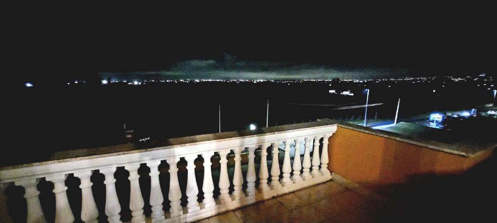 einen Balkon mit Meerblick in der Nacht in der Unterkunft Roxy Alto Belvedere in Casale la Cogna