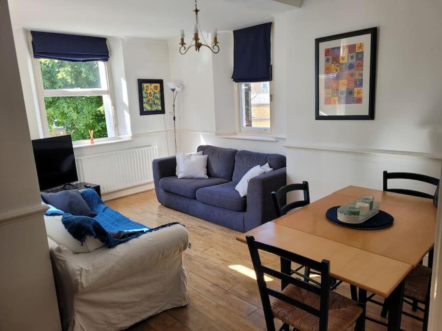 sala de estar con mesa y sofá azul en Lovely 2 Double Bed Aptmnt in Historic Greenwich en Londres
