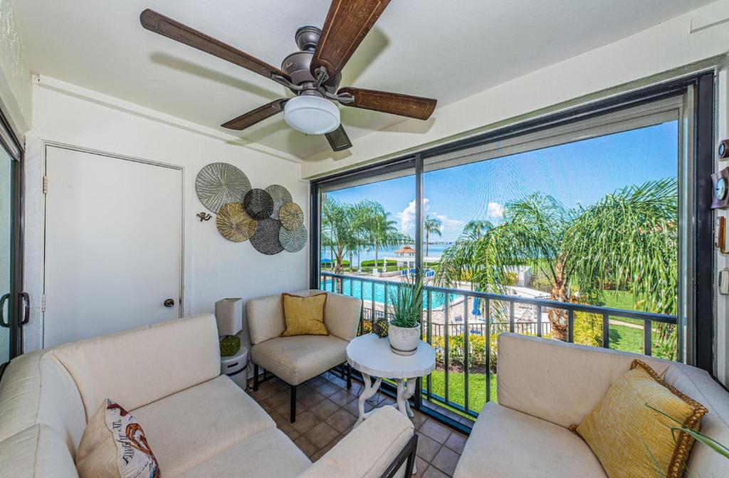 Bahia Good Times and Tan Lines on Isla del Sol, St. Petersburg (updated ...