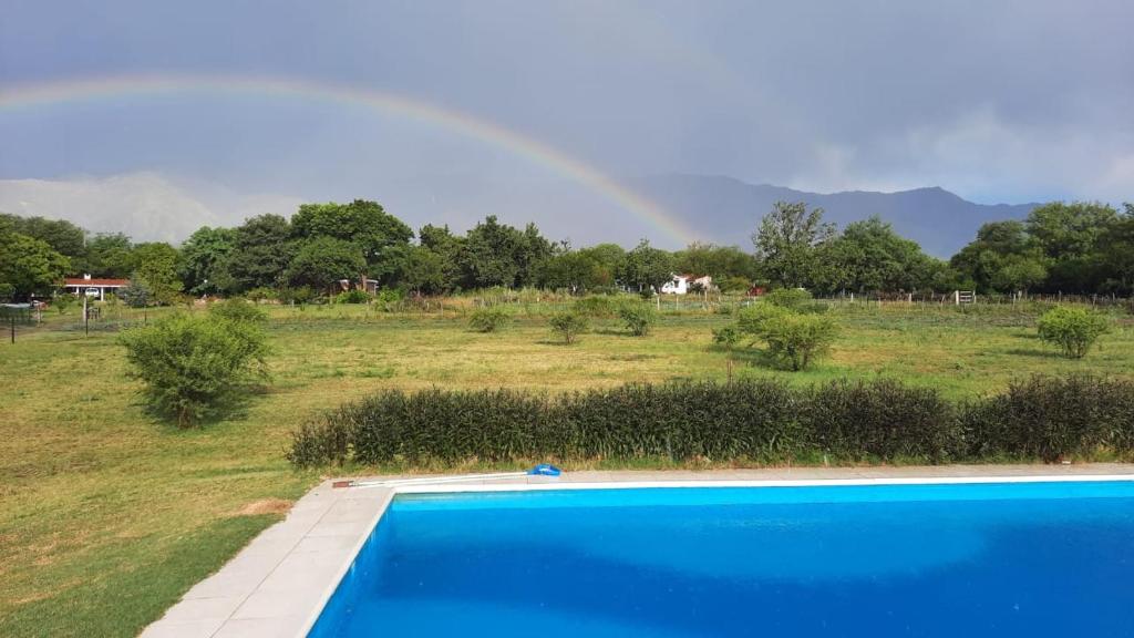 Nespecifikovaný výhled na hory nebo výhled na hory při pohledu z chaty