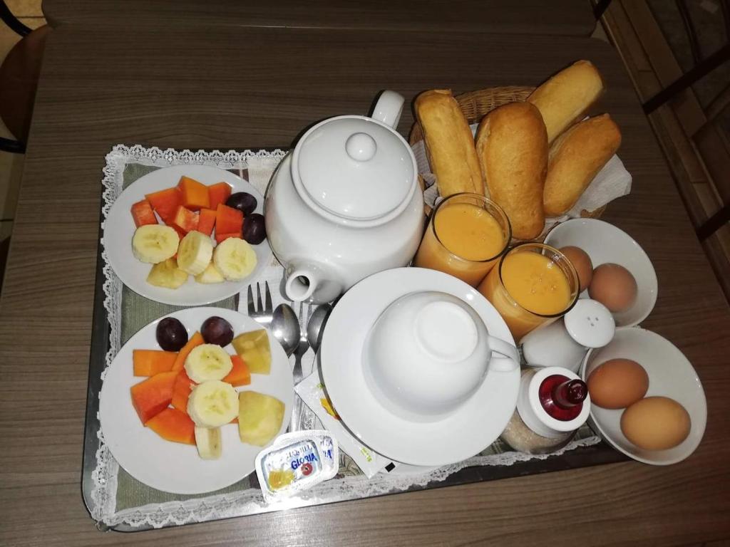 una bandeja de comida con alimentos para el desayuno y bebidas en una mesa en La Posada de Valdez, en Camaná