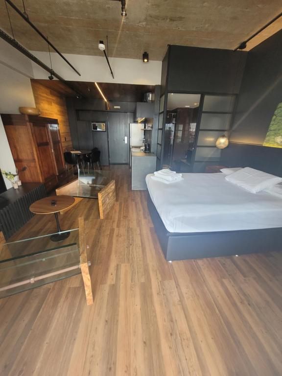 1 dormitorio grande con 1 cama y 1 mesa en Vision Executive Premium VI, en Brasilia