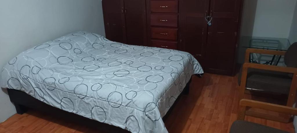 Een bed of bedden in een kamer bij Capistrano Suites