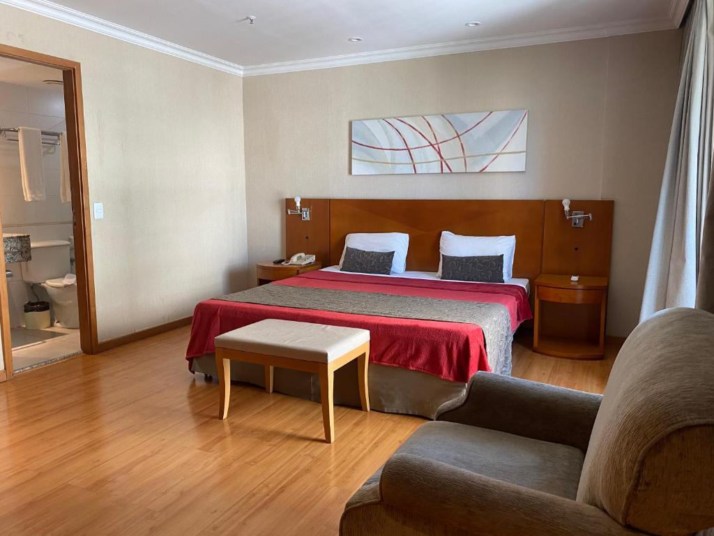 Habitación de hotel con cama y sofá en Apart hotel Barra First, en Río de Janeiro