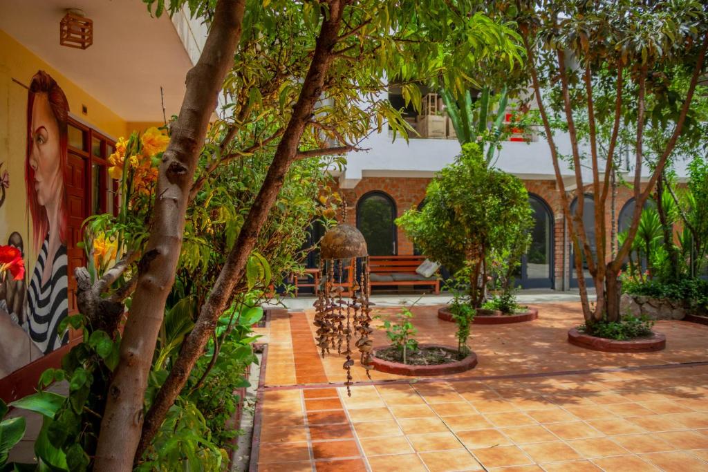 un patio con árboles y un banco en un edificio en Huaraz Colonial, en Huaraz