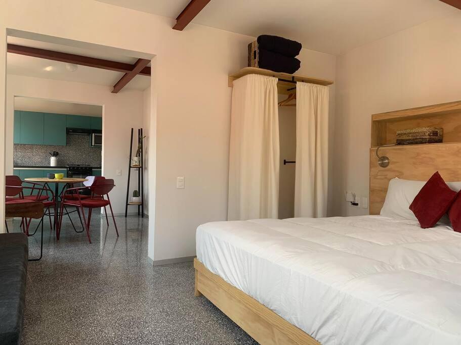 1 dormitorio con 1 cama y comedor en 110 LOFT ILUMINADO, DONCELES 1 CALLE BELLAS ARTES, en Ciudad de México