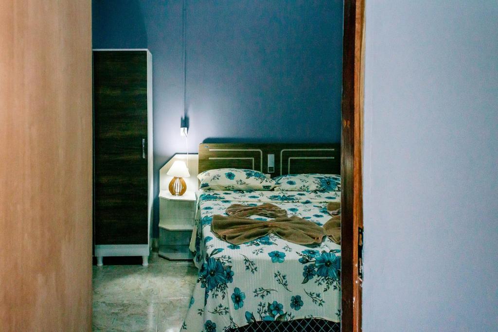 um reflexo de um quarto com uma cama num espelho em Pousada Cachoeira da Fumaça em Palmeiras