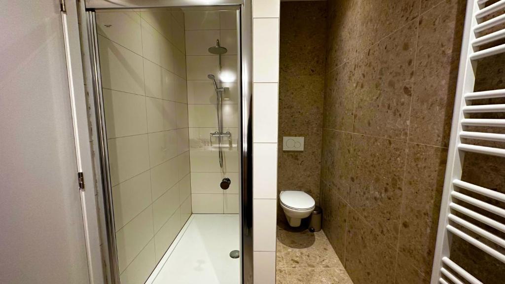 OneLuxStay near Fashion District - Resim 26