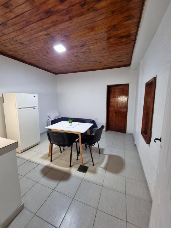 cocina con mesa y sillas en una habitación en Departamento Duvivier en Resistencia