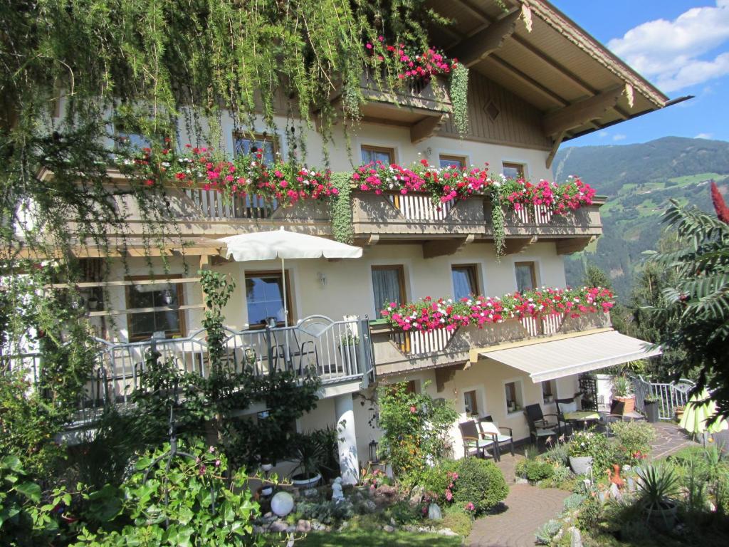 ein Gebäude mit Blumenkästen auf den Balkonen in der Unterkunft Neurauthof in Zellberg