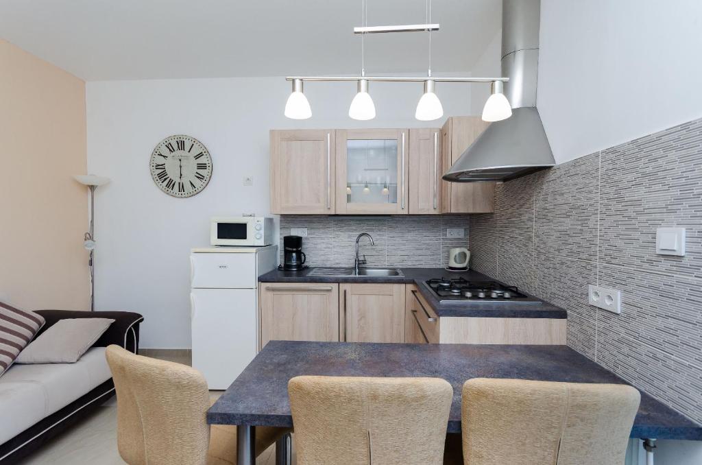 Kuchyň nebo kuchyňský kout v ubytování Apartments Marija G