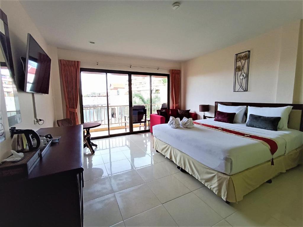 Posteľ alebo postele v izbe v ubytovaní Seven Seas Hotel Patong Beach