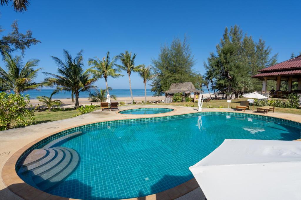 una piscina con vistas a la playa en Gooddays Lanta Beach Resort SHA, en Ko Lanta