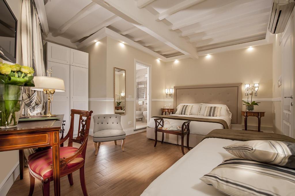 - une chambre avec 2 lits, un bureau et un lit sidx sidx sidx dans l'établissement La Residenza del Sole al Pantheon, à Rome