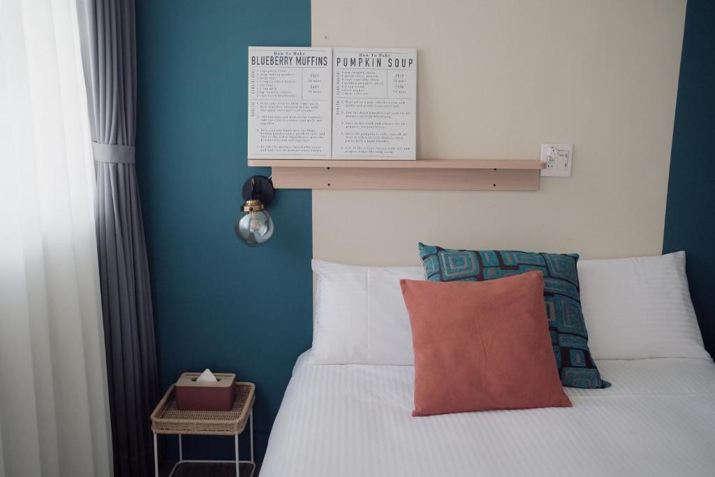 安平的住宿－安平九十八巷，一间卧室配有一张蓝色墙壁的床