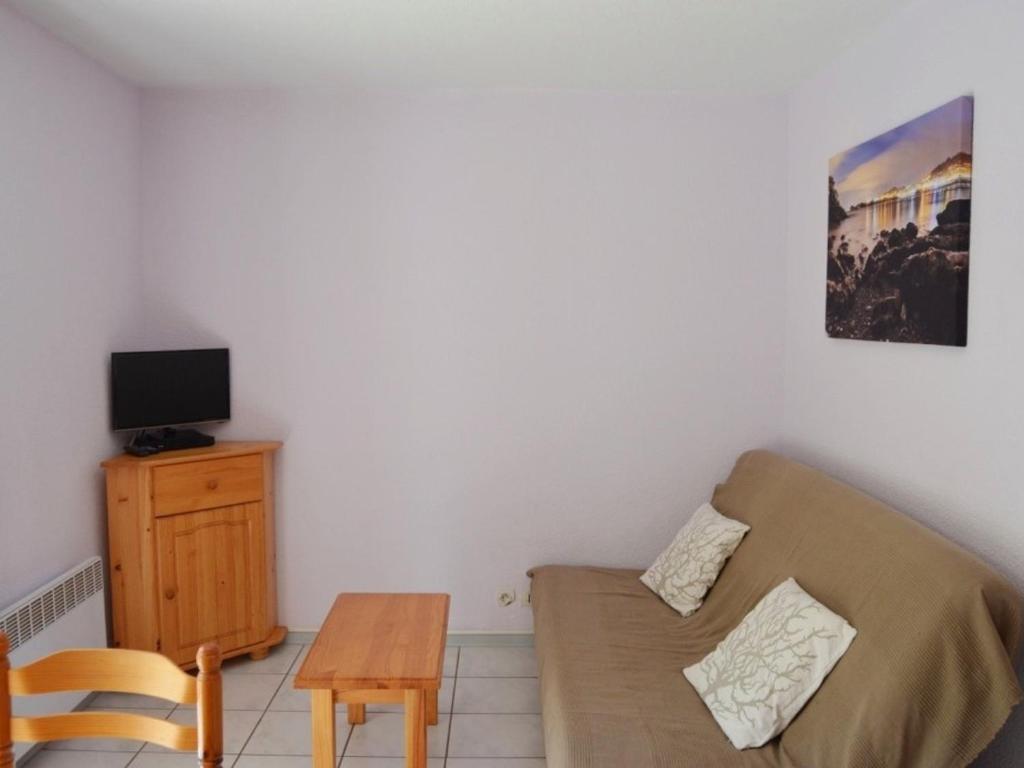 - un petit salon avec un canapé et une table dans l'établissement Studio Luz-Saint-Sauveur, 1 pièce, 4 personnes - FR-1-402-72, à Luz-Saint-Sauveur