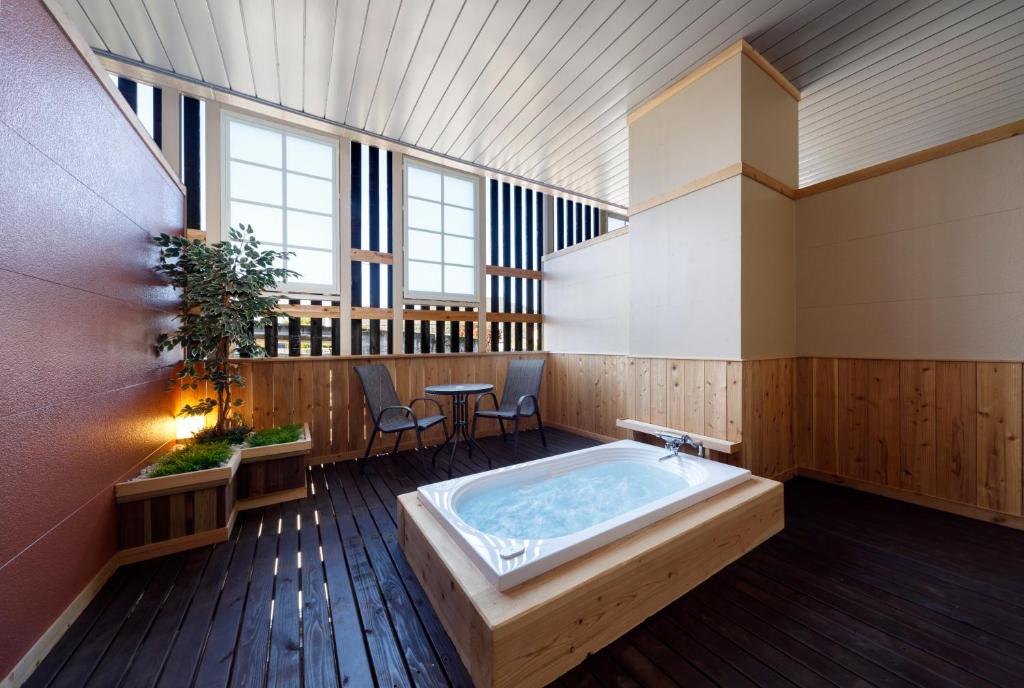 jacuzzi en una habitación con ventana en HOTEL HanaBi 長良の湯 -大人専用-, en Gifu