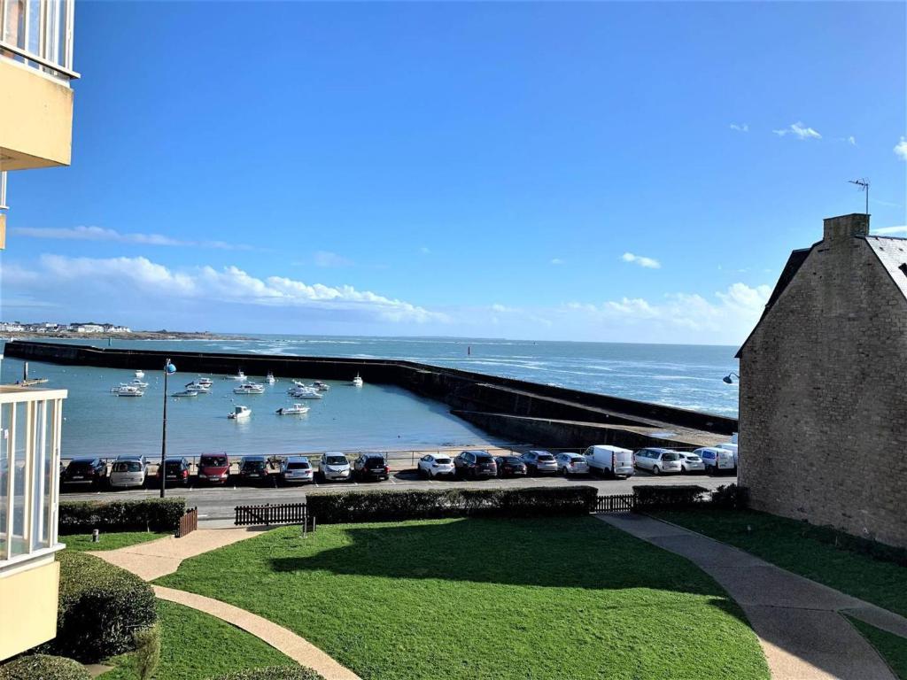 une vue d'une marina avec des bateaux dans l'eau dans l'établissement Grand studio 40m² pour 2 personnes à Quiberon - FR-1-478-193, à Quiberon