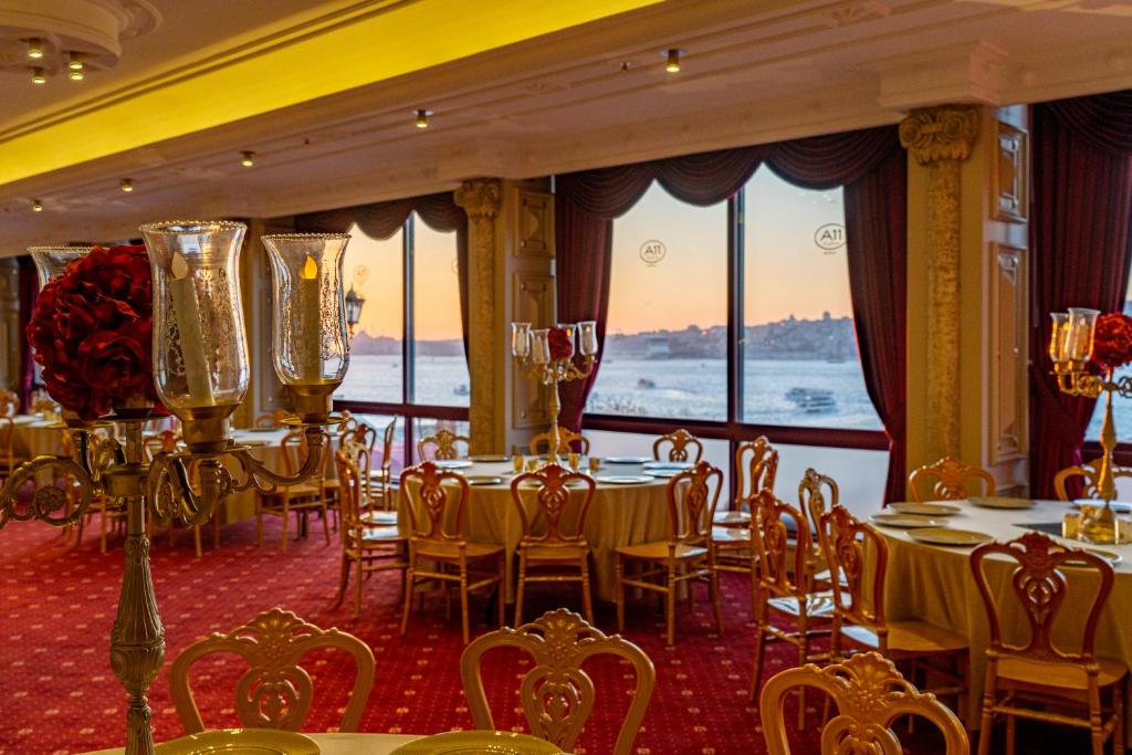 Výhled na řeku, která protéká v blízkosti hotelu