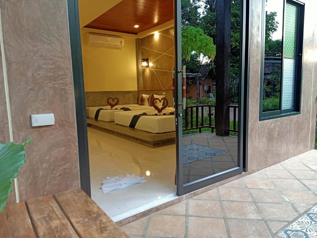 Postel nebo postele na pokoji v ubytování Lanta Pearl Beach Resort