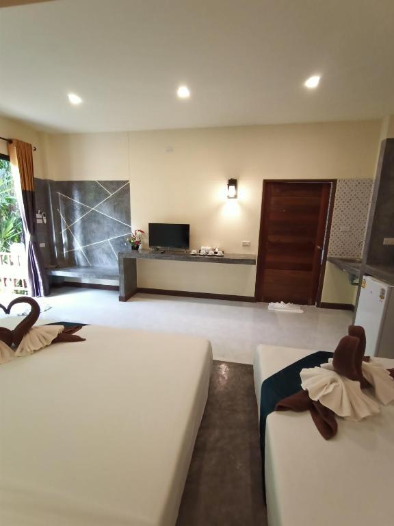 Postel nebo postele na pokoji v ubytování Lanta Pearl Beach Resort