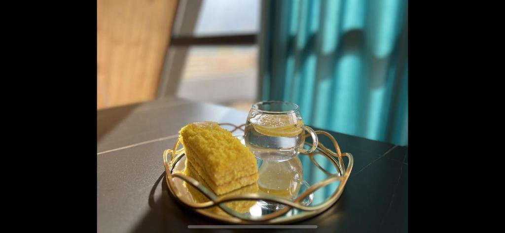 un vaso di vetro e una ciotola di cibo su un tavolo di Green Villa Resort Light Blue a Dilijan