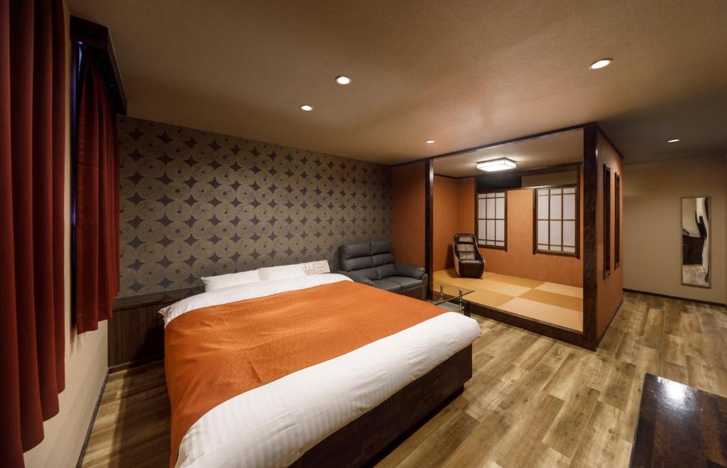 Postel nebo postele na pokoji v ubytování HOTEL HanaBi 長良の湯 -大人専用-