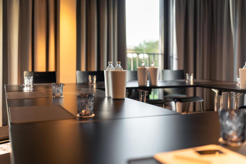 Freshsuites & Bar Karwendelstraße Dachau www.booking.com
