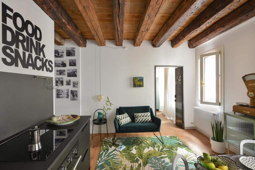 salon ze stołem i krzesłem w obiekcie Venice Parsley w Wenecji