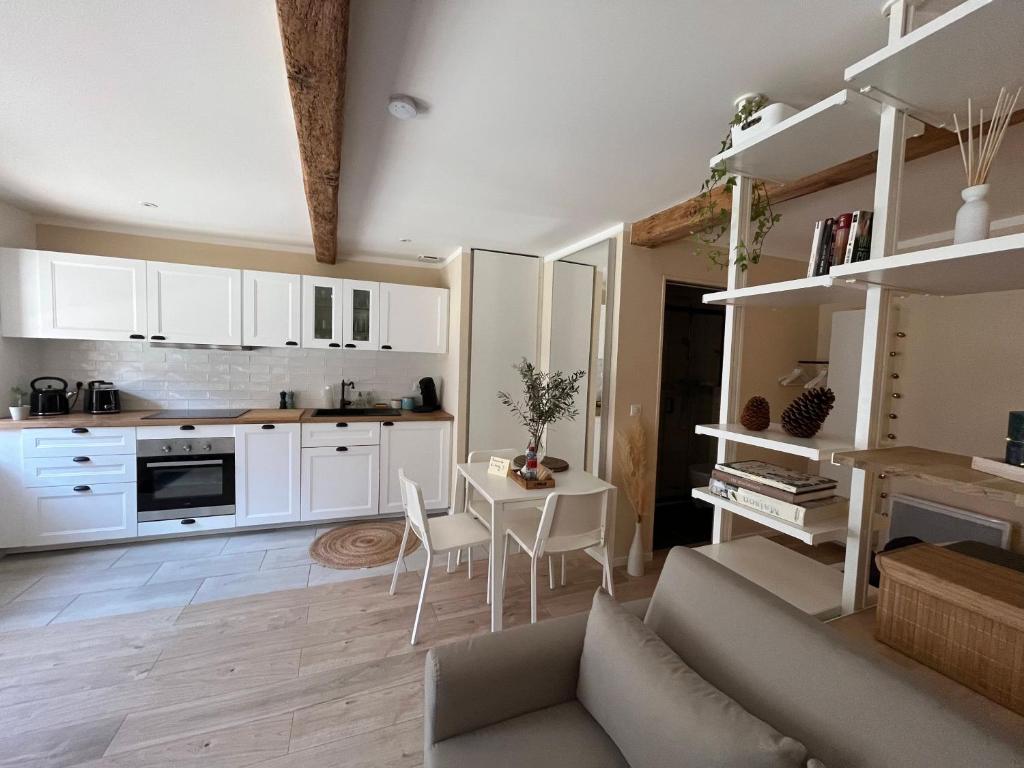 Η κουζίνα ή μικρή κουζίνα στο Studio centre-ville Merville