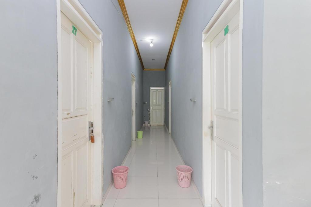 Fotografie z fotogalerie ubytování RedDoorz at Villa Puncak Tidar v destinaci Malang