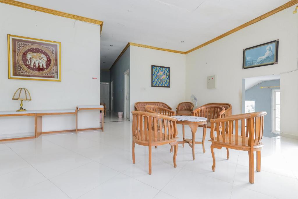 Posezení v ubytování RedDoorz at Villa Puncak Tidar